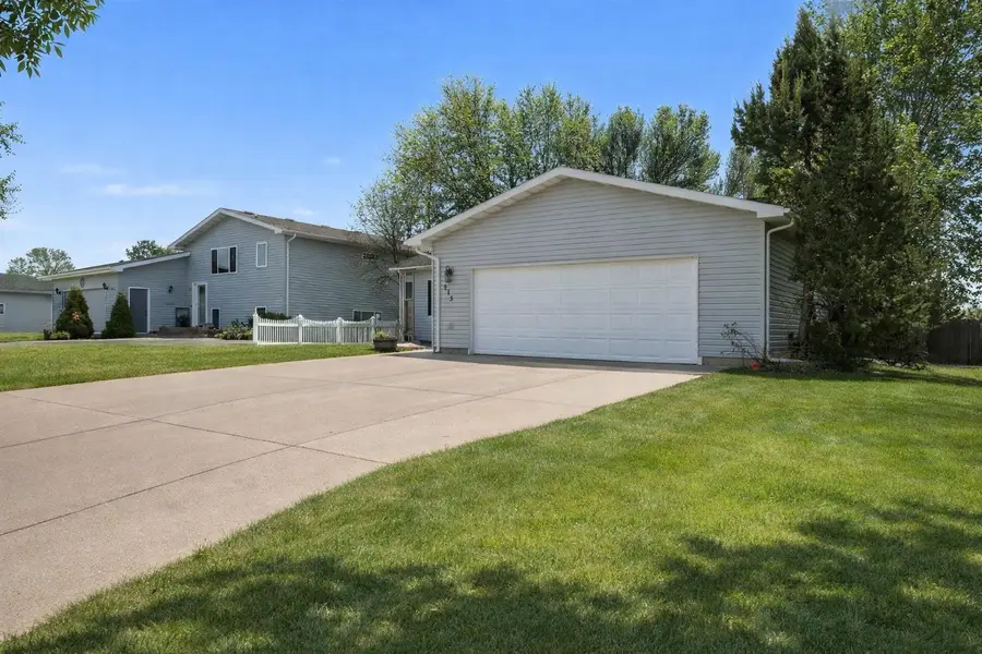 915 25TH AVE NW, Minot, ND 58703 - Image #3