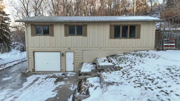 933 Hiawatha St, Minot, ND 58701-4839