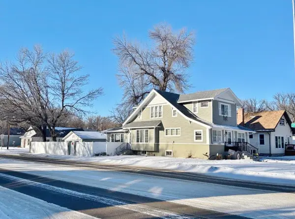 301 8th St NW, Minot, ND 58703-3063