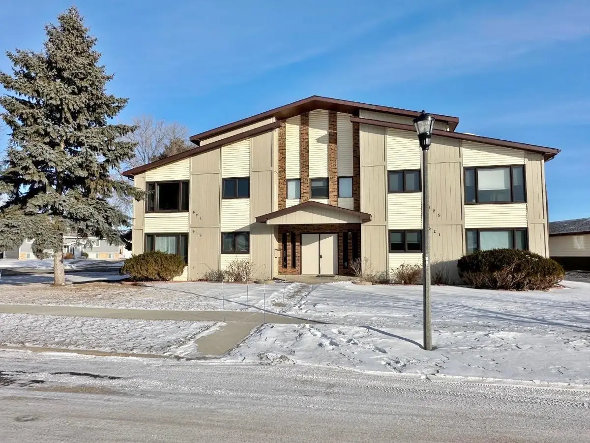 623 19th Ave SE, Minot, ND 58701-6725 - Image #1