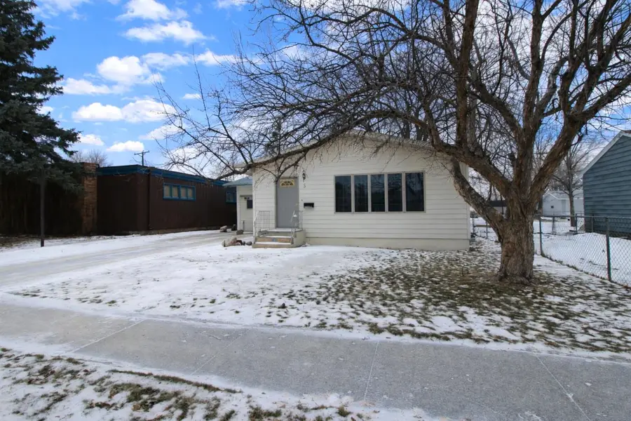 5 NW 19th St, Minot, ND 58703 - #2