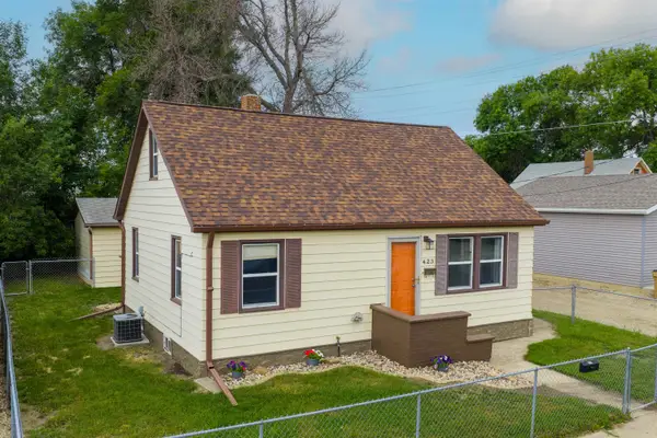 423 9th Ave, Minot, ND 58701