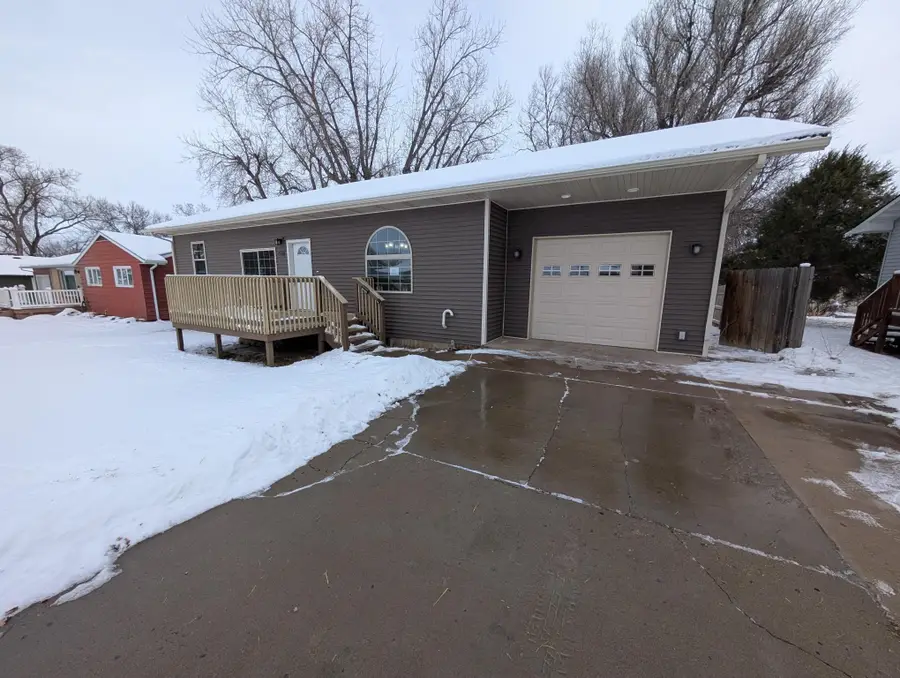 408 NE 4th St NE, Watford City, ND 58854 - #2