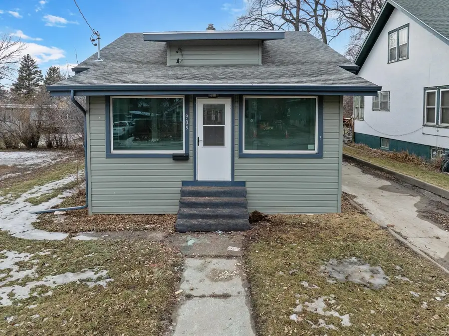 909 Main St N, Minot, ND 58703 - #2