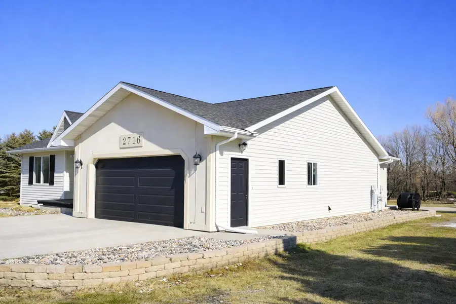 2710 68th St NW, Minot, ND 58703 - #2