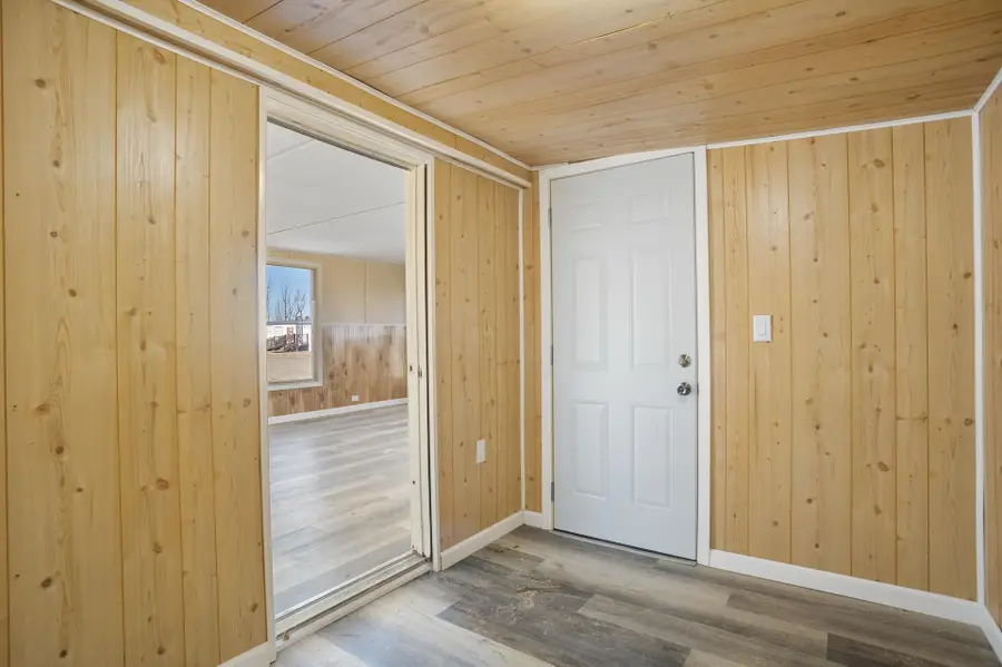 406 31st Ave SE, Minot, ND 58701 - #2