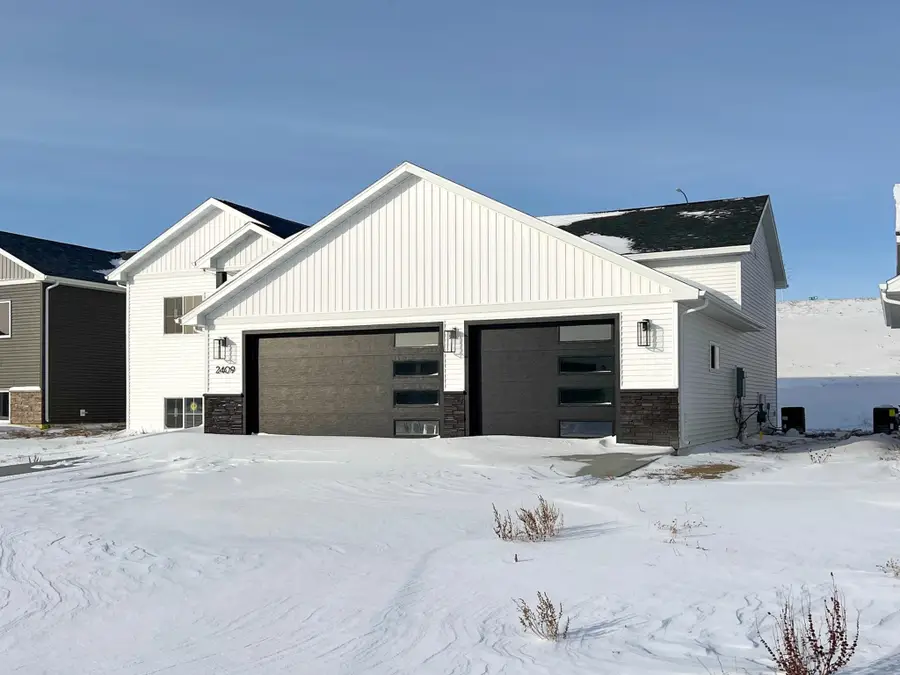 2409 15th St, Minot, ND 58703 - #3