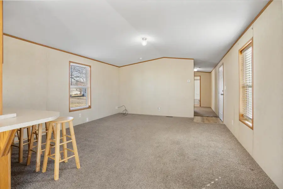 405 31st Ave SE, Minot, ND 58701 - #2