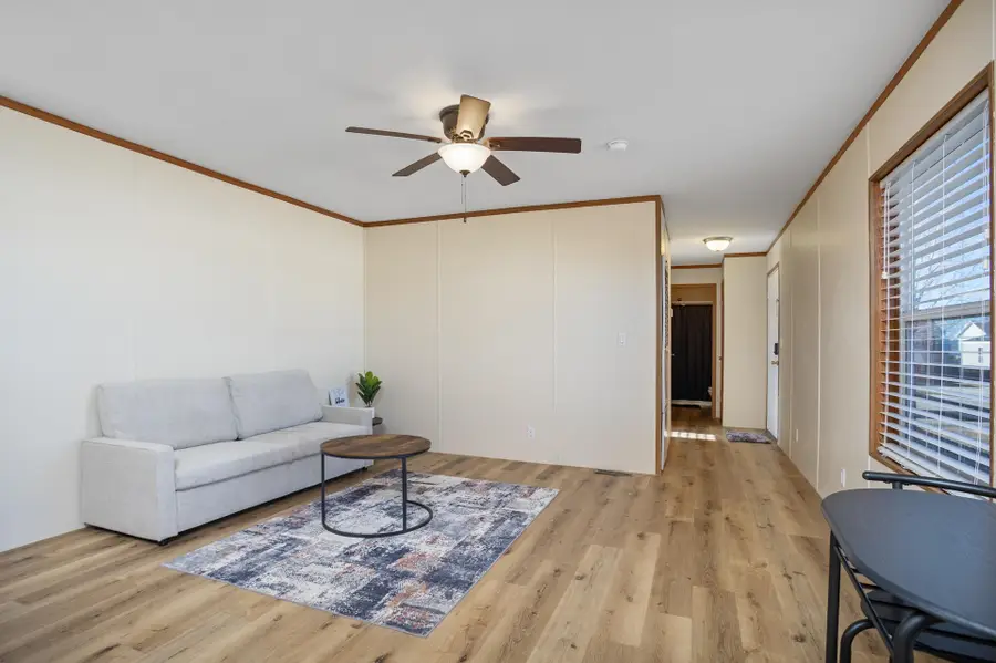 405 31st Ave SE, Minot, ND 58701 - #3