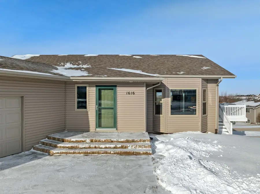 1616 DAKOTA DR SW, Minot, ND 58701 - #2