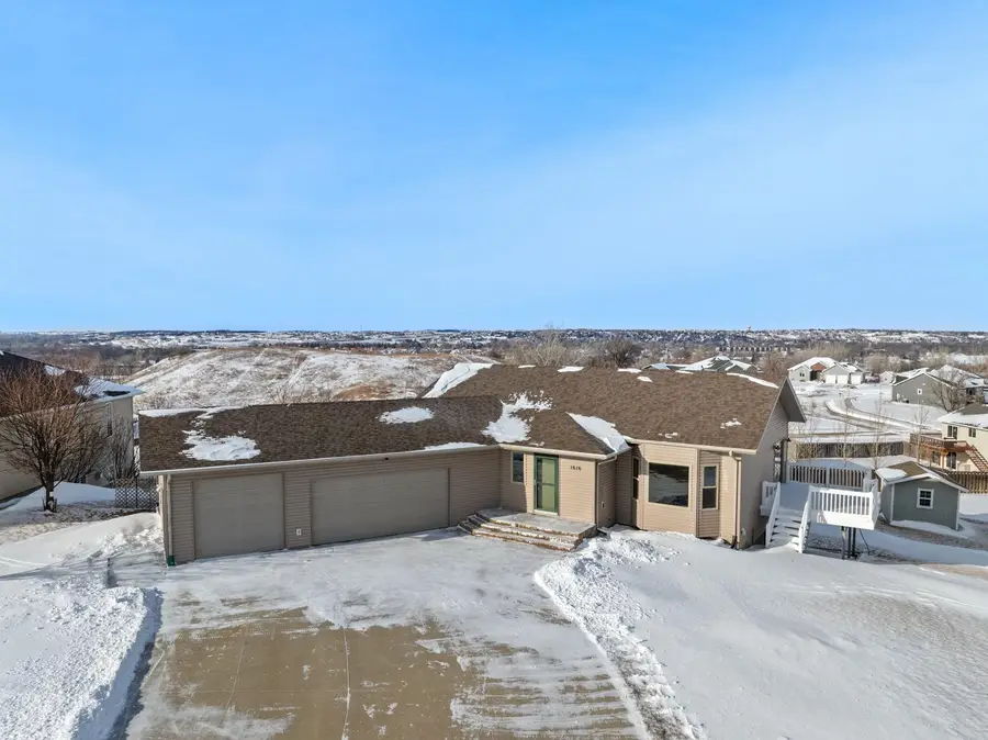 1616 DAKOTA DR SW, Minot, ND 58701 - #3