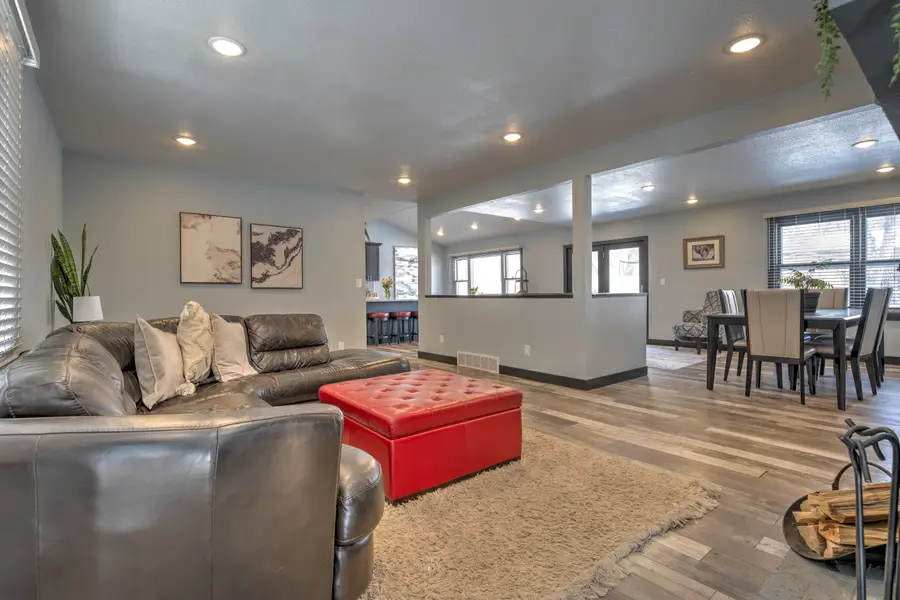 916 26th St NW, Minot, ND 58703 - #2