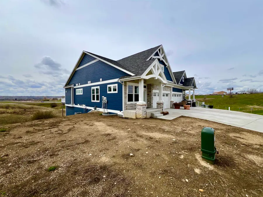 805 28th ST NW, Minot, ND 58703 - #2