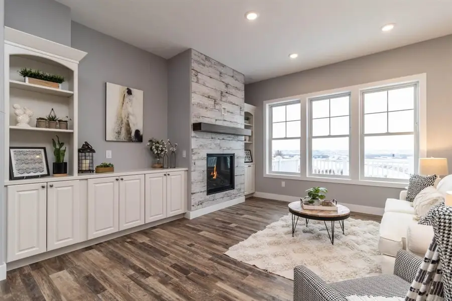 805 28th ST NW, Minot, ND 58703 - #3