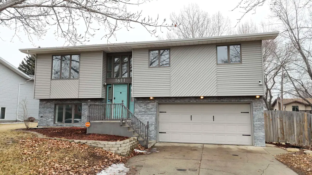 1611 12TH ST SW, Minot, ND 58701-6113 - #1