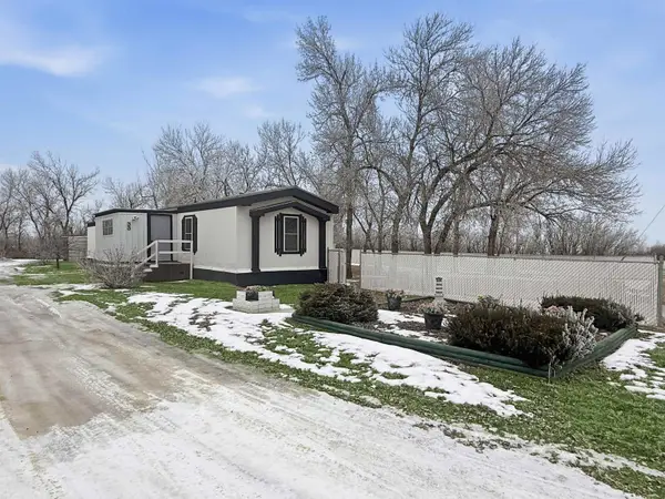 33 Main St N, Des Lacs, ND 58733