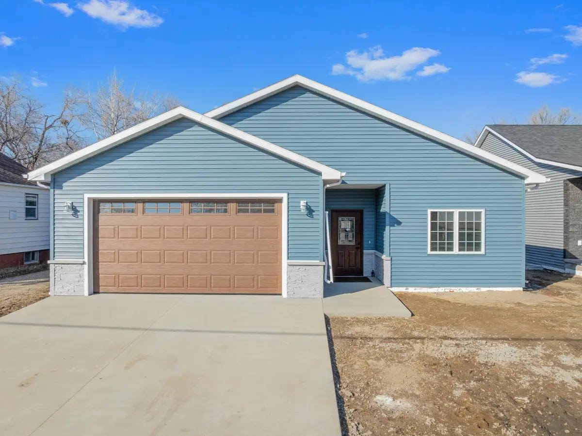 1706 W Central Ave, Minot, ND 58701 - #1