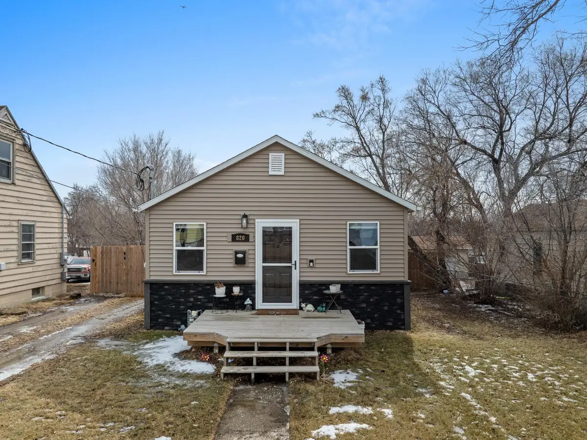 820 NE 9th Ave, Minot, ND 58703 - #1