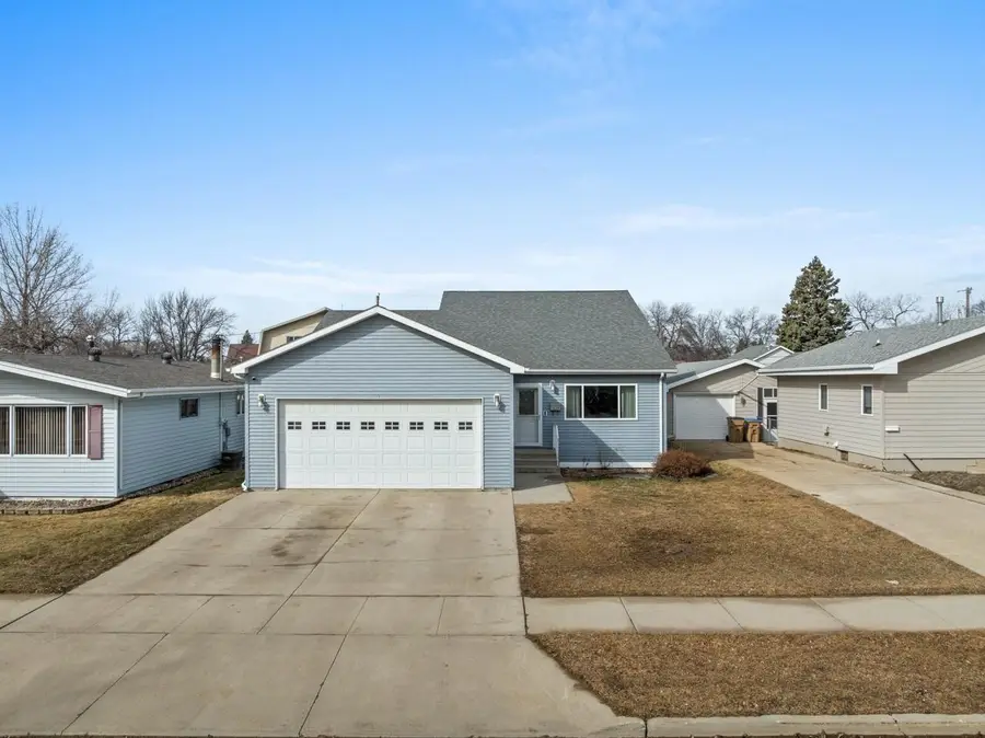 1624 1st St SE, Minot, ND 58701 - #3