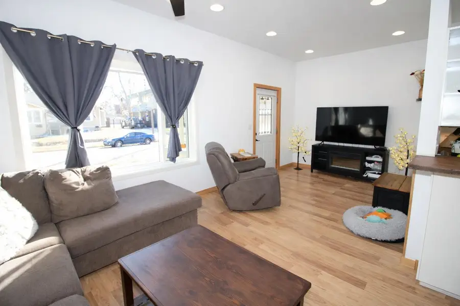 908 1st Ave NW, Minot, ND 58703 - #3