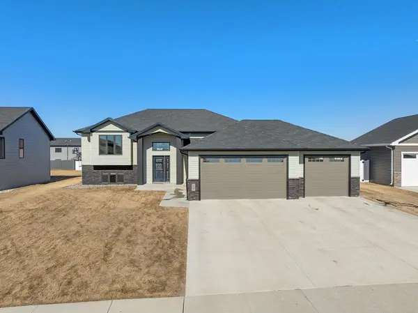 19 Valley Bluffs Court SE, Minot, ND 58701