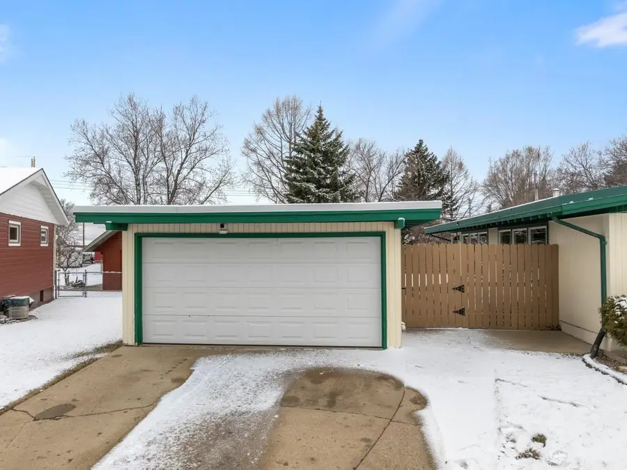 1937 Anderson Dr, Minot, ND 58703 - #3