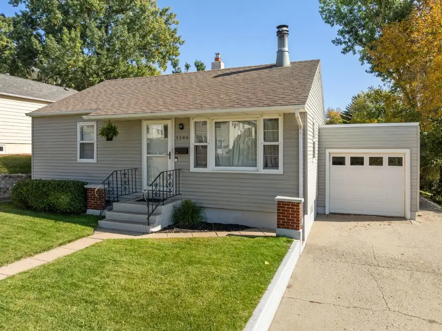 1108 11th ST NW, Minot, ND 58703 - #2