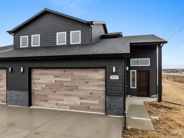 2521 Granite Dr NW, Minot, ND 58703