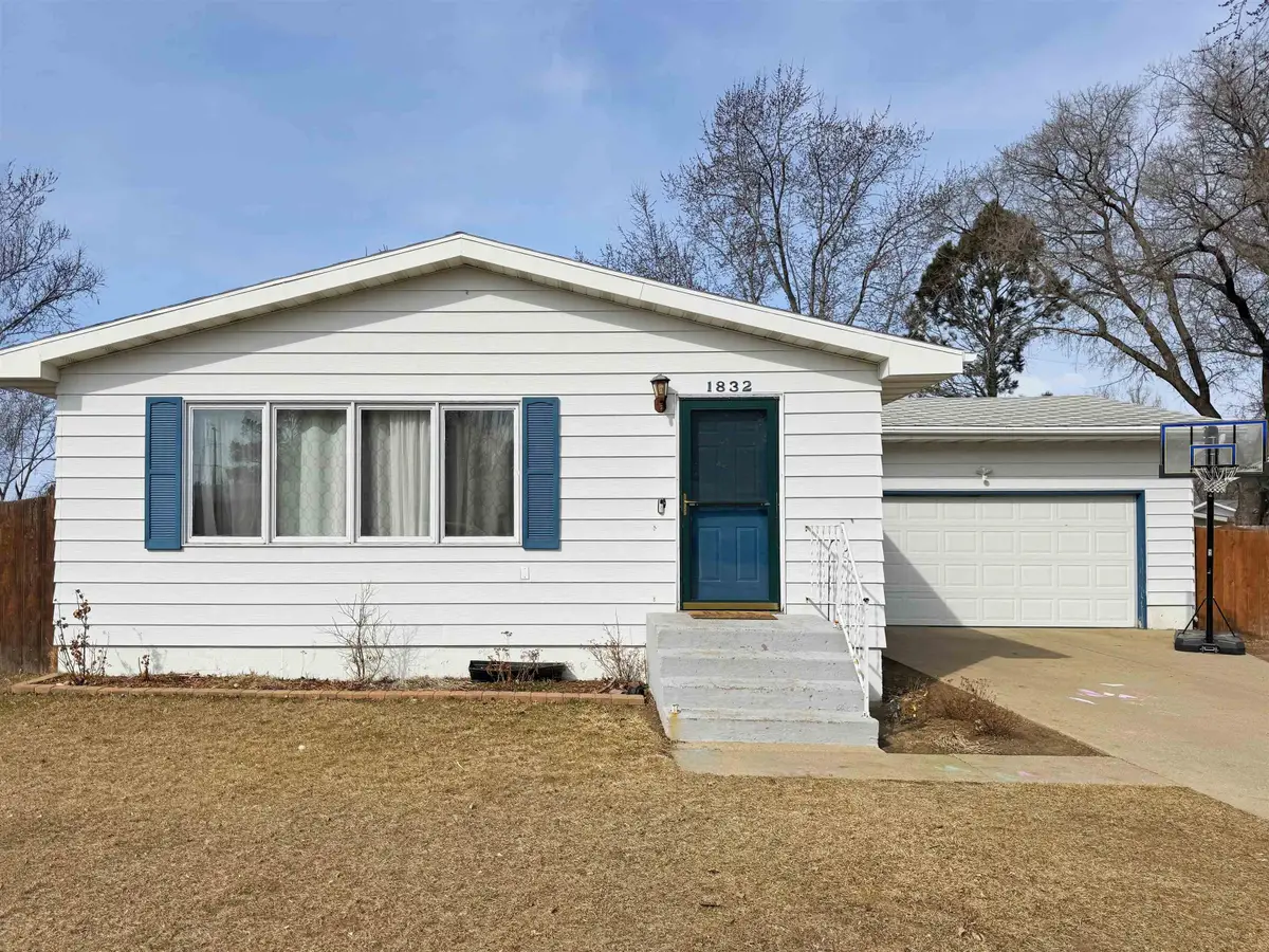 1832 9th St SW, Minot, ND 58701 - #1