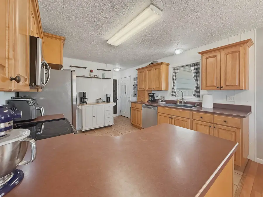 1832 9th St SW, Minot, ND 58701 - #3