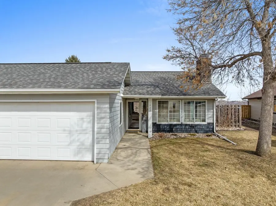 1422 Cottonwood Ave, Minot, ND 58701 - #2