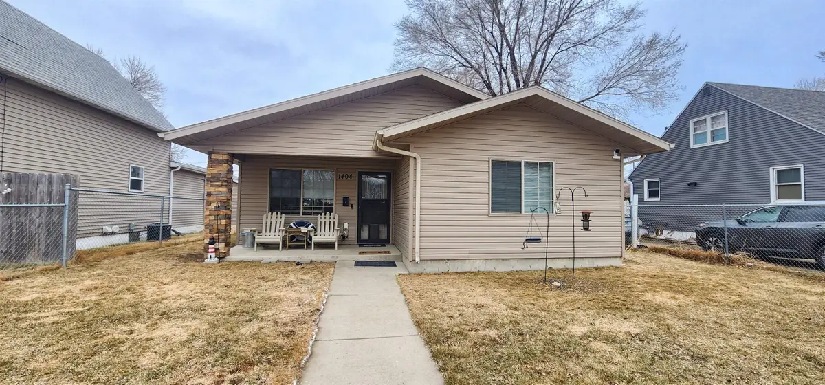 1404 5th Ave SE, Minot, ND 58701 - #1