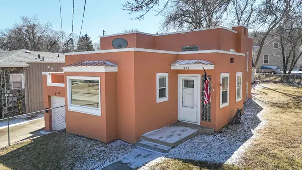 924 Valley St, Minot, ND 58701