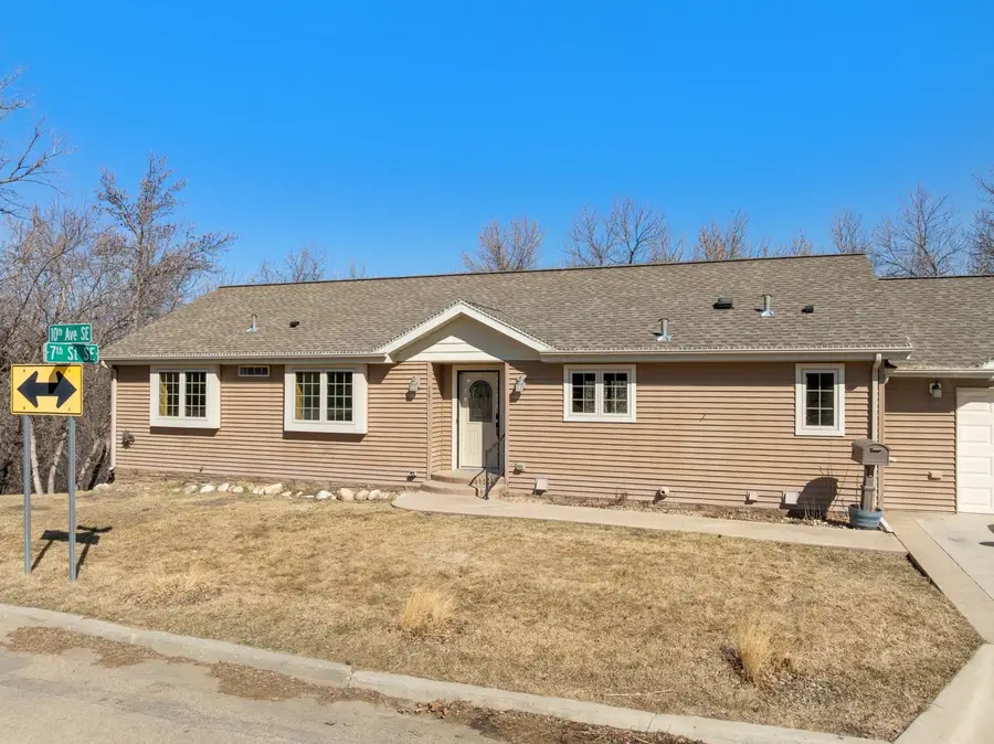 701 10th Ave SE, Minot, ND 58701 - #2