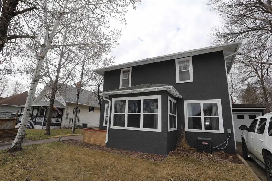 711 10th ST NW, Minot, ND 58703 - #2