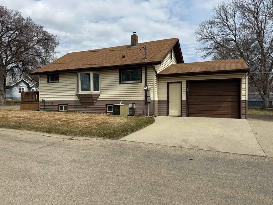 702 9TH AVE NE, Minot, ND 58703 - #2