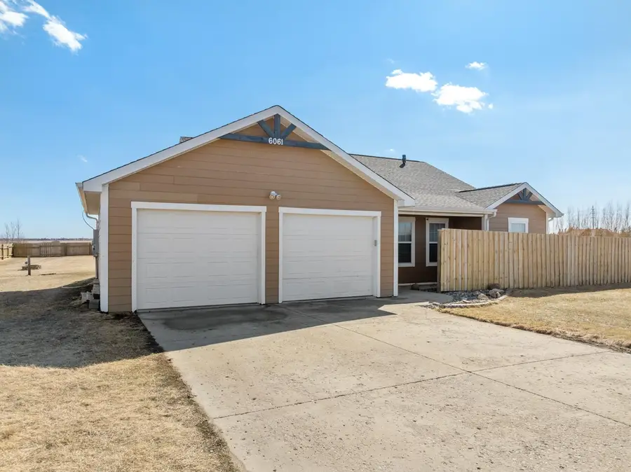 6061 59th Ave SW, Minot, ND 58701 - #2