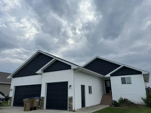 1805 28th St NW, Minot, ND 58703
