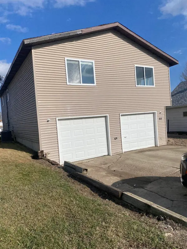 35 4th Ave, Dickinson, ND 58601