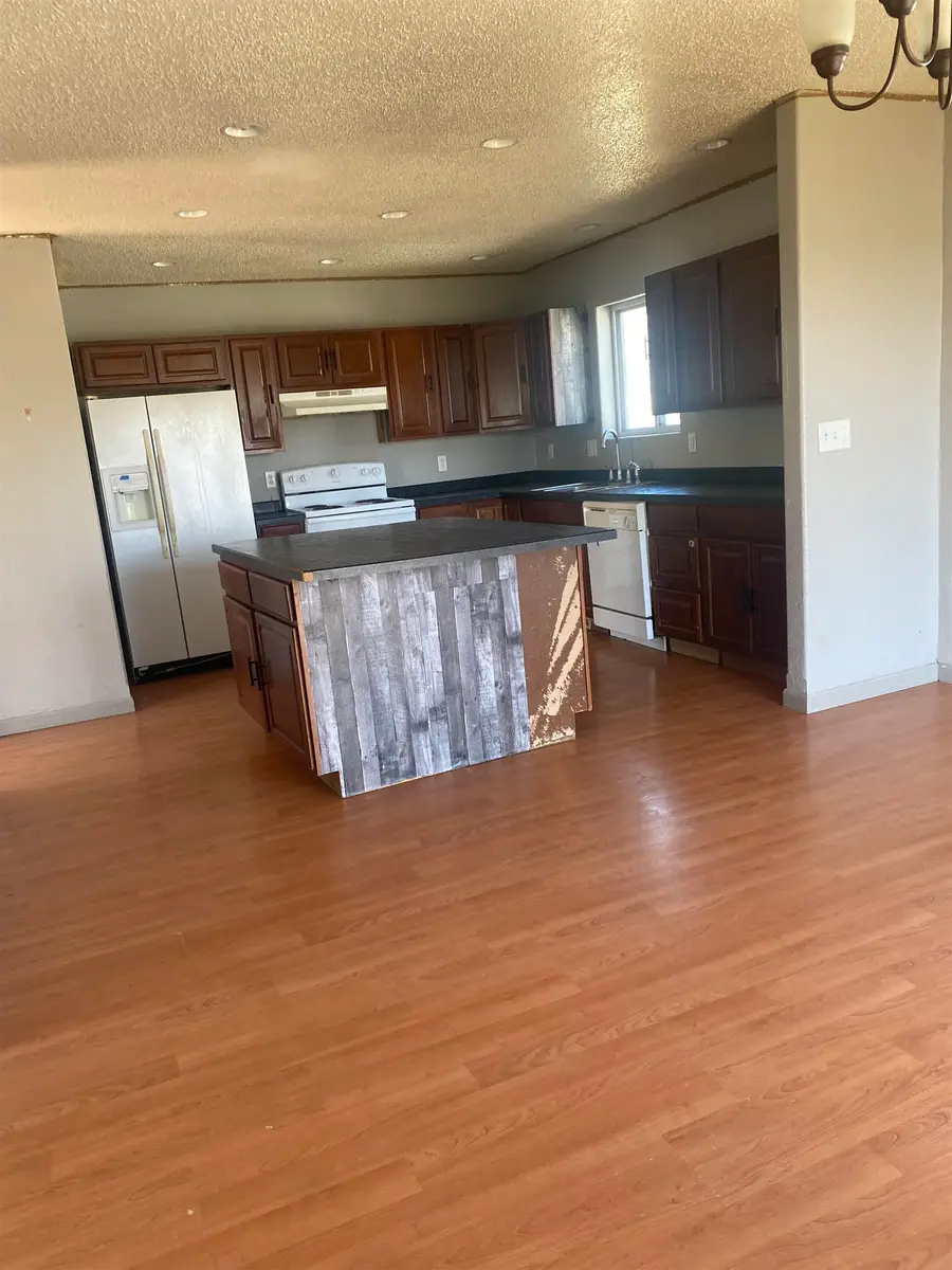 35 4th Ave, Dickinson, ND 58601 - #2