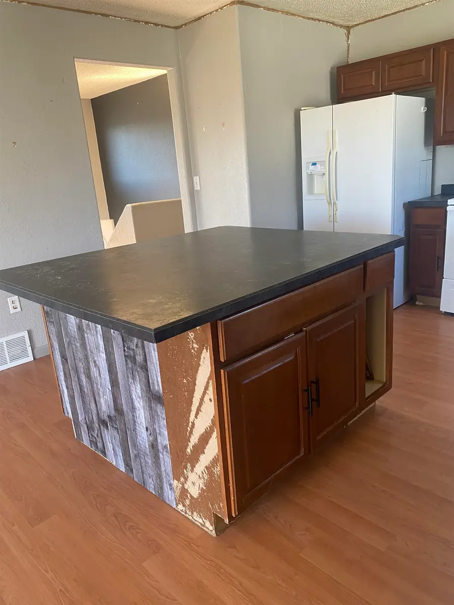 35 4th Ave, Dickinson, ND 58601 - #3