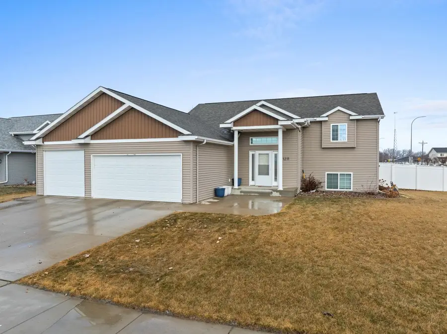 1211 34th Avenue SE, Minot, ND 58701 - #2