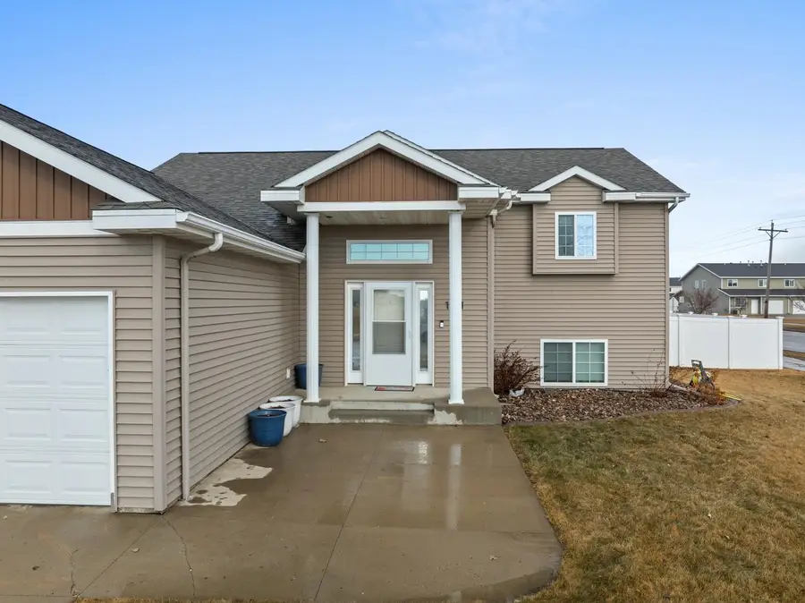 1211 34th Avenue SE, Minot, ND 58701 - #3