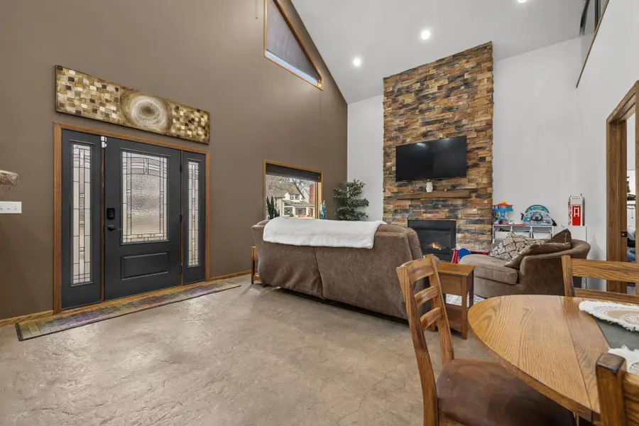 117 7th St SE, Minot, ND 58701 - #2