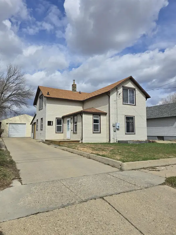 709 NE 6th Ave, Minot, ND 58703