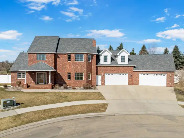 1208 Hiawatha St, Minot, ND 58701