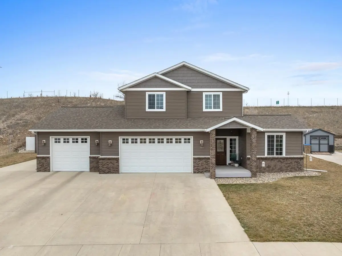 101 30th ST NW, Minot, ND 58703 - #1