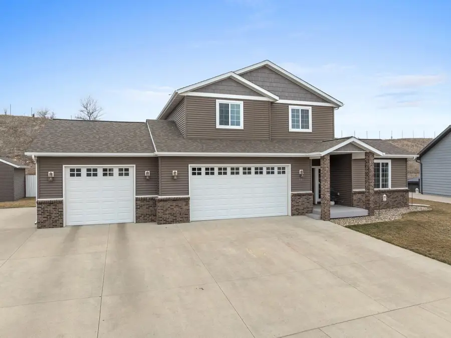 101 30th ST NW, Minot, ND 58703 - #2