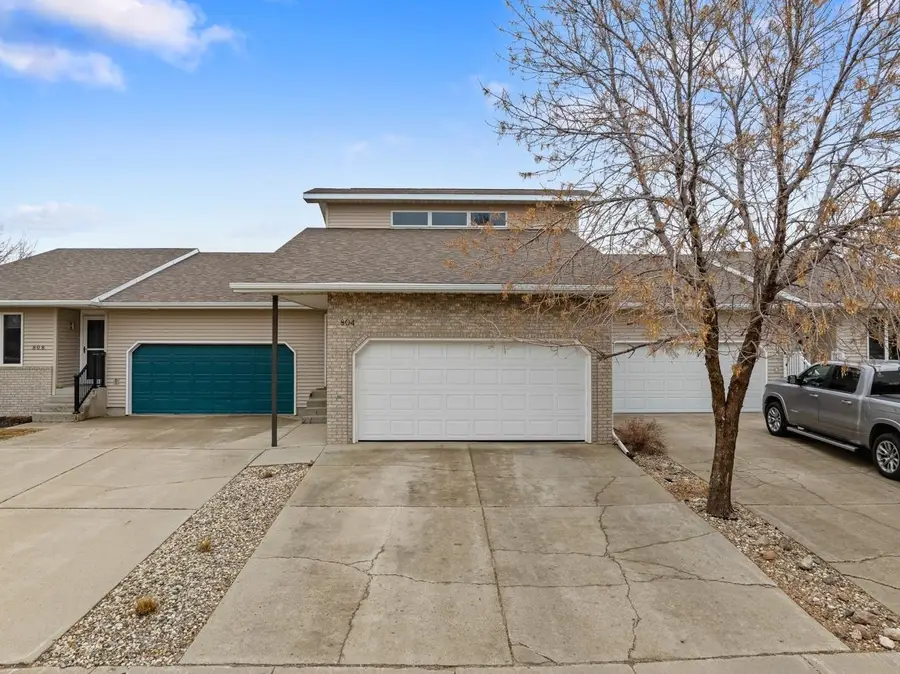 804 24th Ave SW, Minot, ND 58701 - #2
