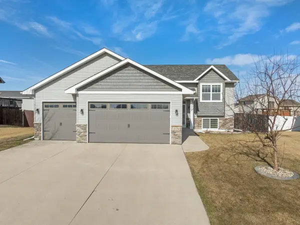 2732 Heritage DR, Minot, ND 58703